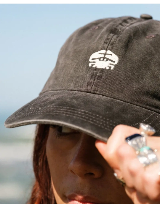 Casquette délavée unisexe – Broderie crabe DARÜ en Vendée
