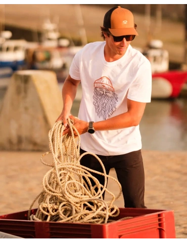 Tee shirt narcisse pelletier blanc porté fièrement avec une casquette 2