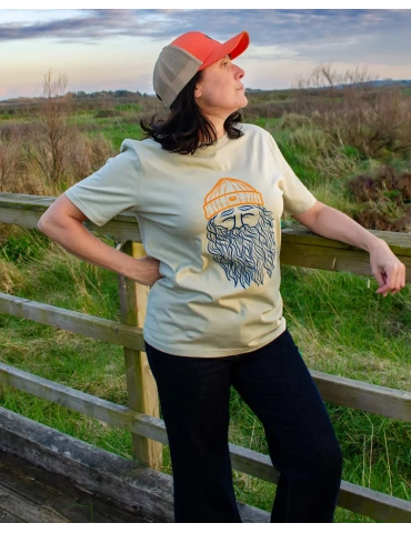 Tee shirt narcisse pelletier blanc porté fièrement avec une casquette 2
