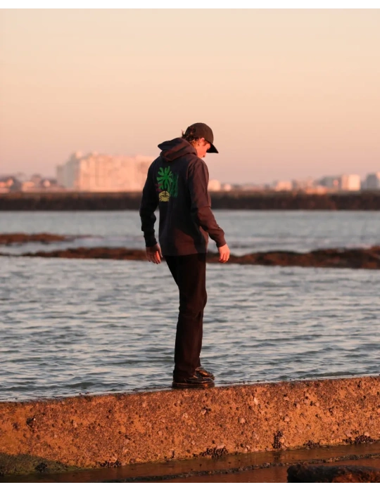 Sweat à capuche “Algues & Crabe” en coton bio – DARÜ Local Clothing | Mode vendéenne éthique