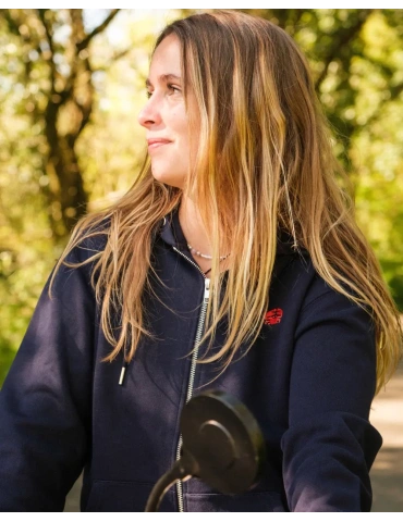 Sweat zippé brodé en coton bio – DARÜ Local Clothing | Mode éthique vendéenne 2