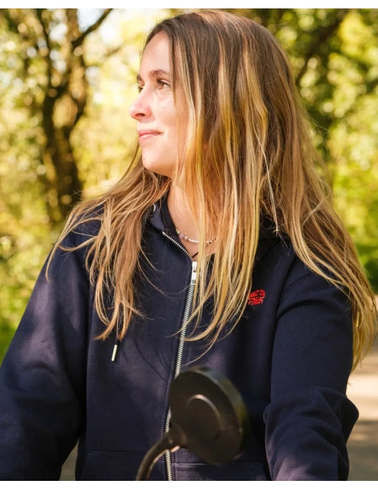 Sweat zippé brodé en coton bio – DARÜ Local Clothing | Mode éthique vendéenne