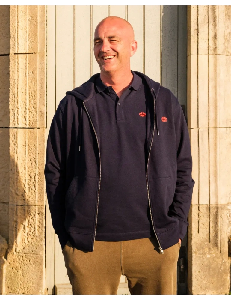 Sweat zippé brodé en coton bio – DARÜ Local Clothing | Mode éthique vendéenne