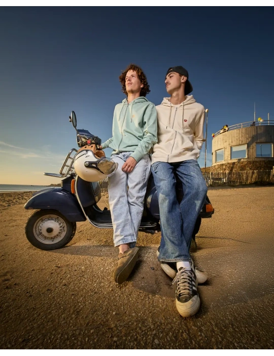 Sweat zippé brodé en coton bio – DARÜ Local Clothing | Mode éthique vendéenne