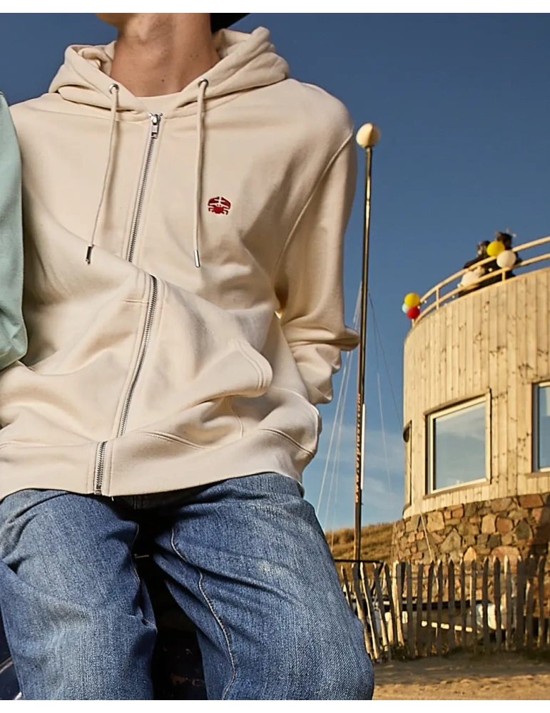 Sweat zippé brodé en coton bio – DARÜ Local Clothing | Mode éthique vendéenne