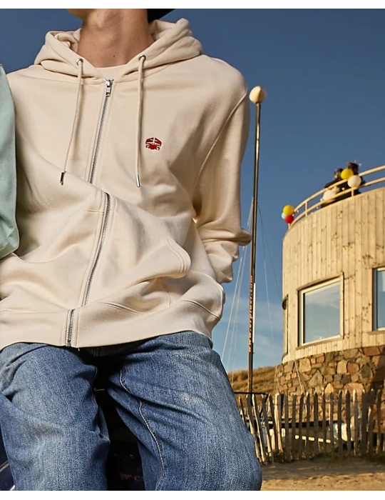 Sweat zippé brodé en coton bio – DARÜ Local Clothing | Mode éthique vendéenne