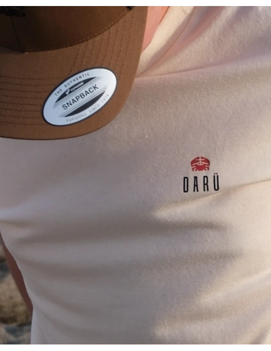Détail du logo DARU sur le coeur devant