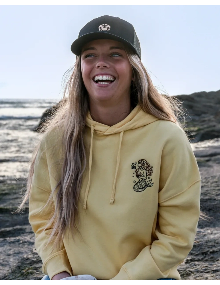 sweat jaune la sirene daru avec le sourire