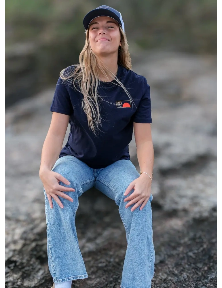 Tee shirt Horizon porté assis sur le rocher à la sauzaie