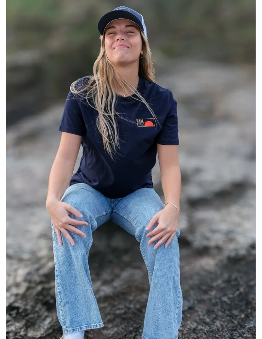 Tee shirt Horizon porté assis sur le rocher à la sauzaie