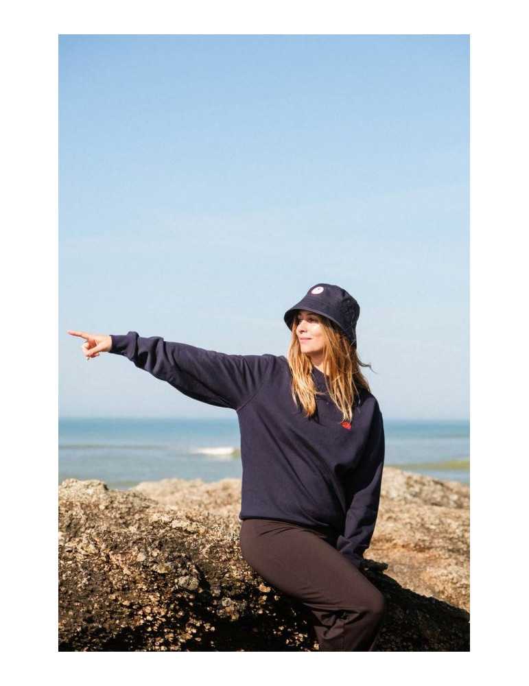 Sweat col rond porté – style sobre et confortable