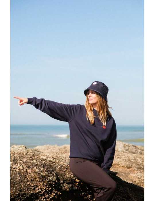 Sweat col rond porté – style sobre et confortable