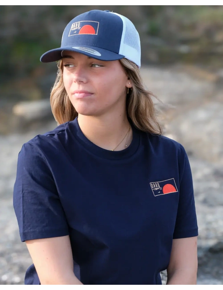 Détail tee shirt Horizon brodé daru