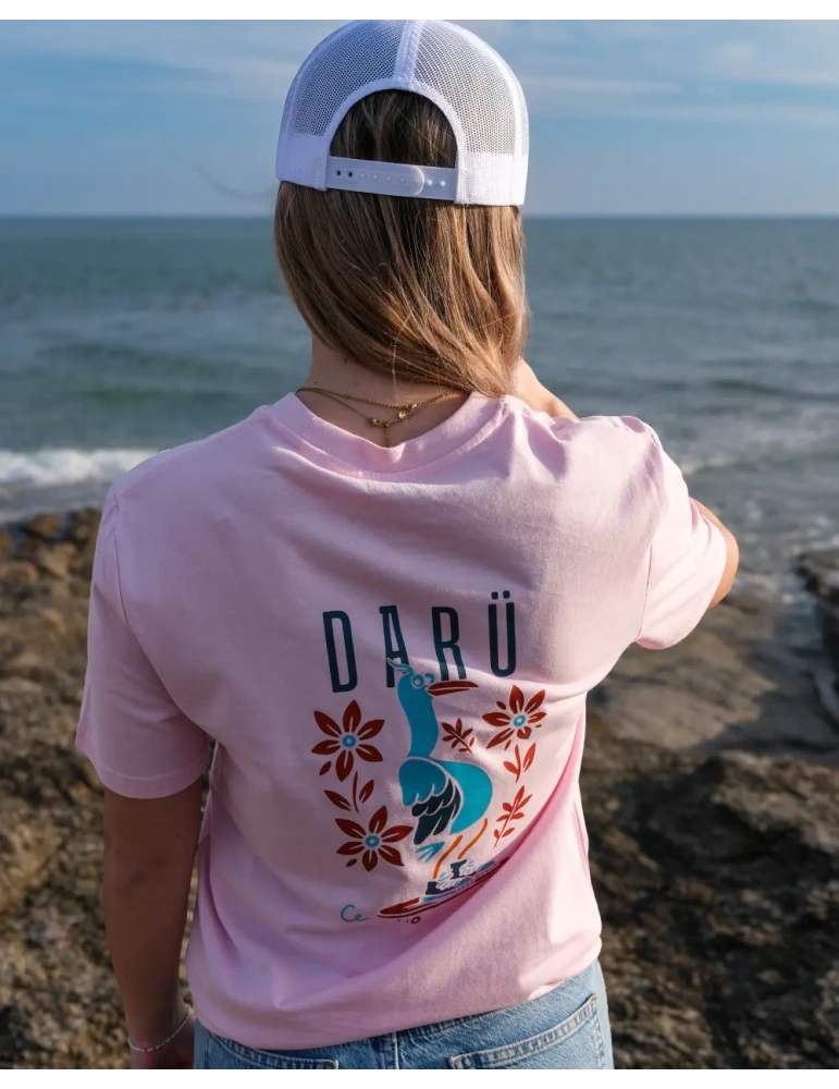 vue de dos face au littoral vendéen avec  le tee shirt mouette à roulette bien fun