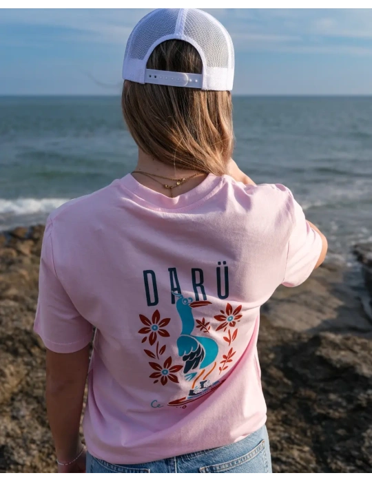 vue de dos face au littoral vendéen avec  le tee shirt mouette à roulette bien fun