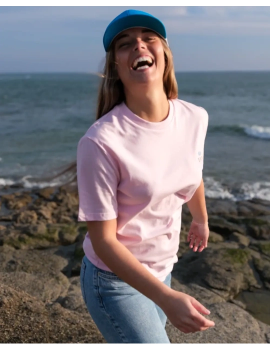 Tee shirt devant un peu de coté rose daru