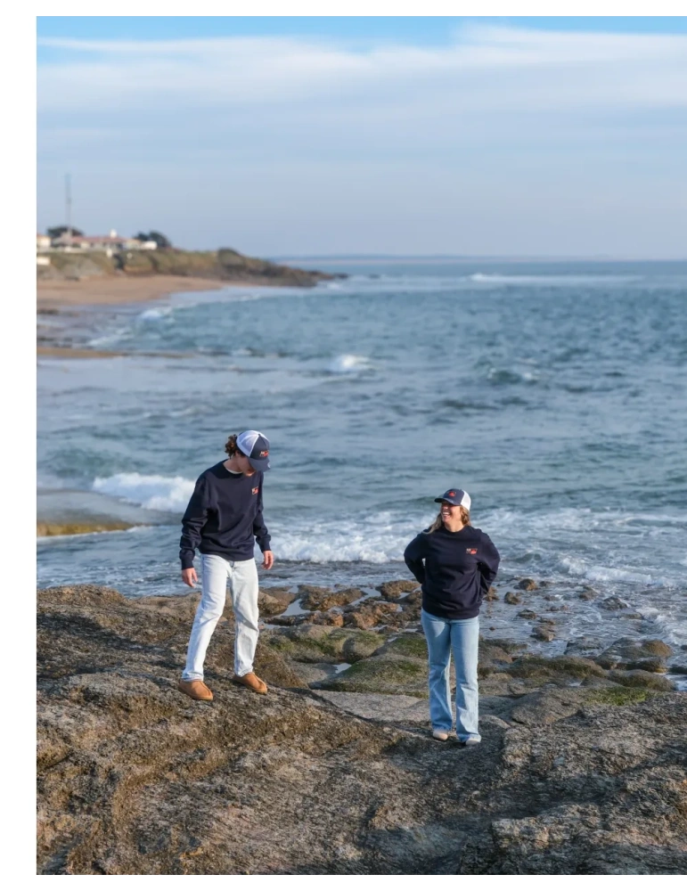 Devant le spot de la sauzaie Deux sweats portés Horizon en bleu marine