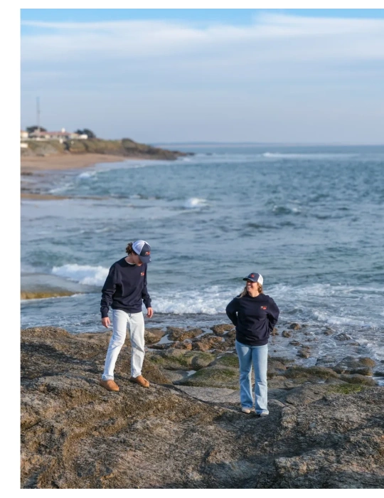 Devant le spot de la sauzaie Deux sweats portés Horizon en bleu marine