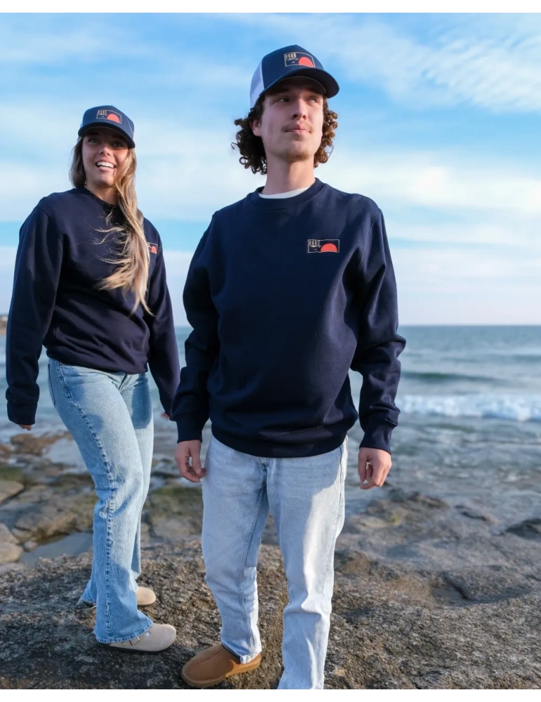 Pose en duo sweat col rond daru modèle horizon coton biologique