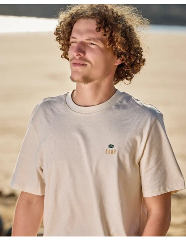 tee shirt la normandeliere porté devant le poste de secours de cette plage 2