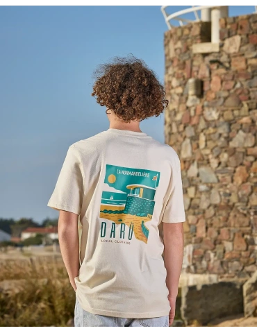 tee shirt la normandeliere porté devant le poste de secours de cette plage