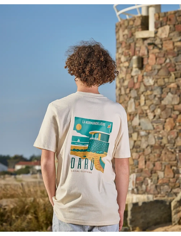 tee shirt la normandeliere porté devant le poste de secours de cette plage