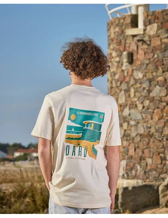 tee shirt la normandeliere porté devant le poste de secours de cette plage