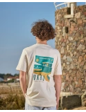 tee shirt la normandeliere porté devant le poste de secours de cette plage