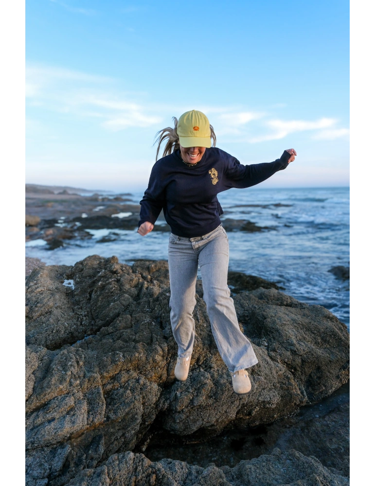 sWEAT BLEU MARINE COL ROND FEMME DARU EN ACTION SUR LES ROCHERS