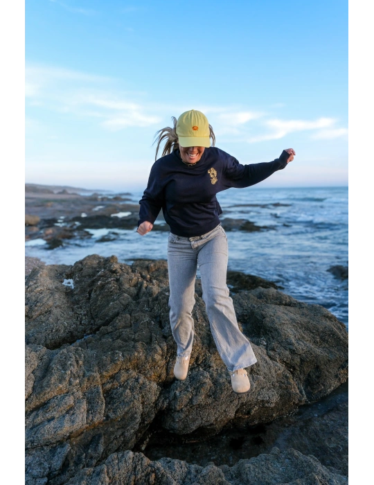 sWEAT BLEU MARINE COL ROND FEMME DARU EN ACTION SUR LES ROCHERS