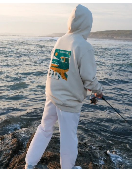 sweat normandeliere capuche couleur naturel raw en action de pêche