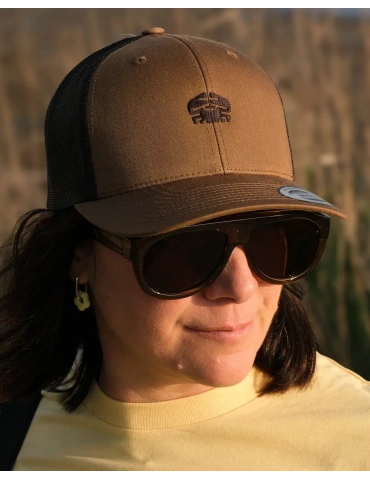 casquette marron trucker mesh noir, brodé crabe daru