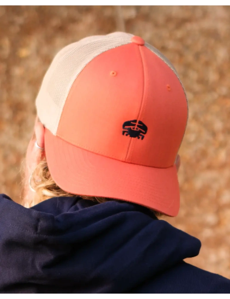 casquette trucker orange mousse porté en arrrière , couleur dynamique pour les journées ensoleillés en vendée