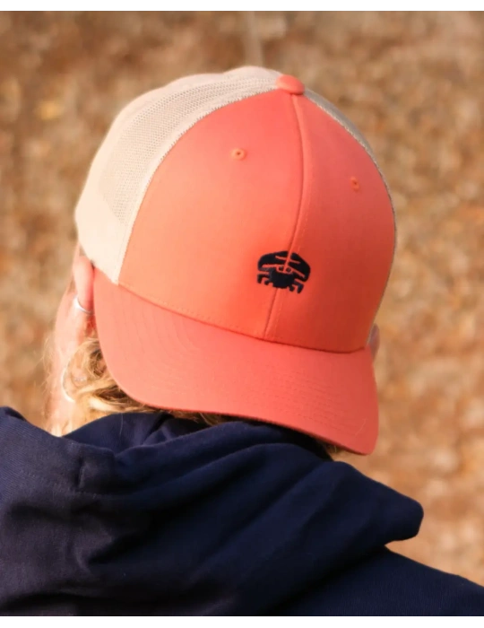 casquette trucker orange mousse porté en arrrière , couleur dynamique pour les journées ensoleillés en vendée