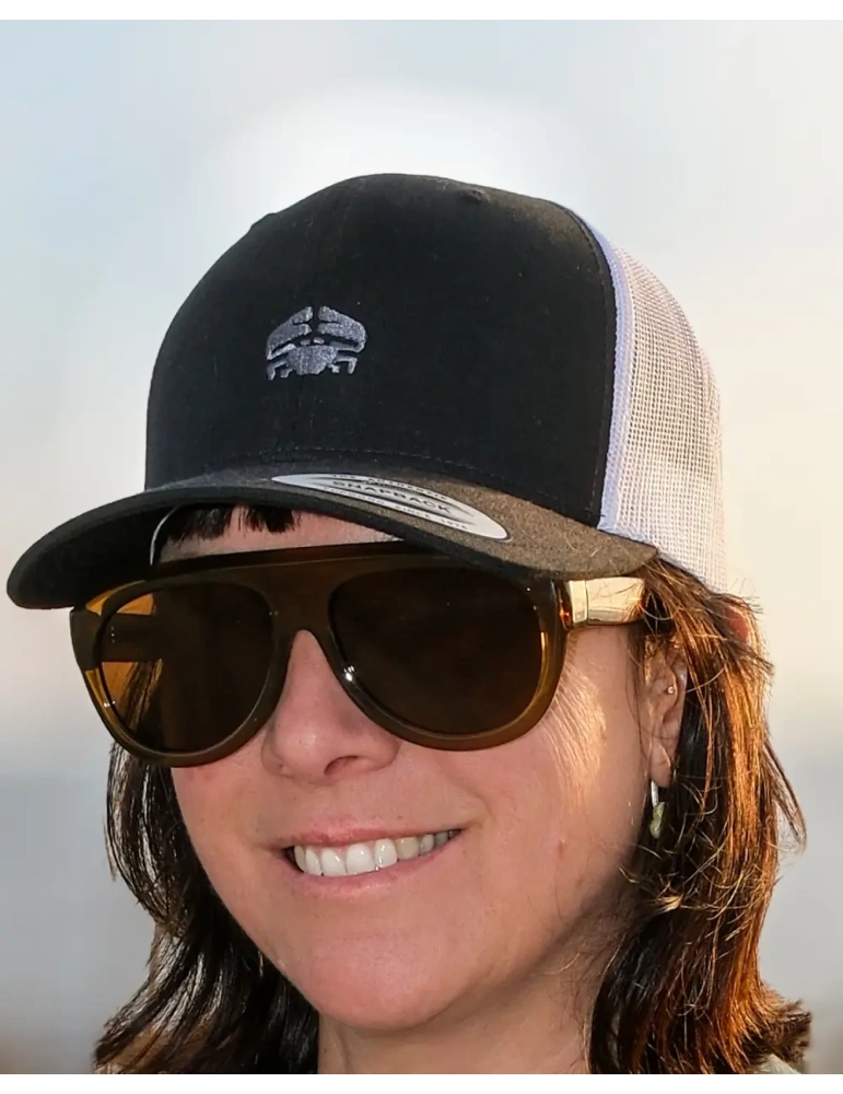 caps trucker rétro de profil noir et blanche porté