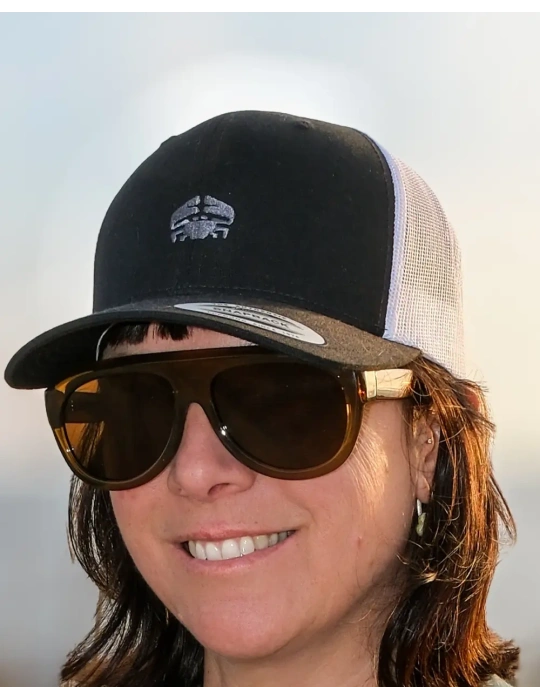 caps trucker rétro de profil noir et blanche porté
