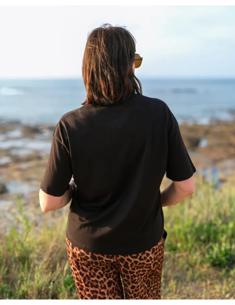 Tee shirt femme de dos face à l'océan DARU