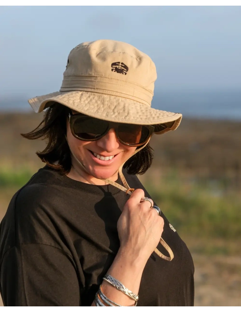 chapeau daru porté avec le sourire sur la côte vendéenne