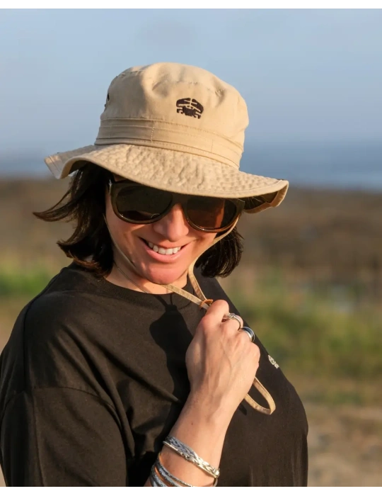 chapeau daru porté avec le sourire sur la côte vendéenne