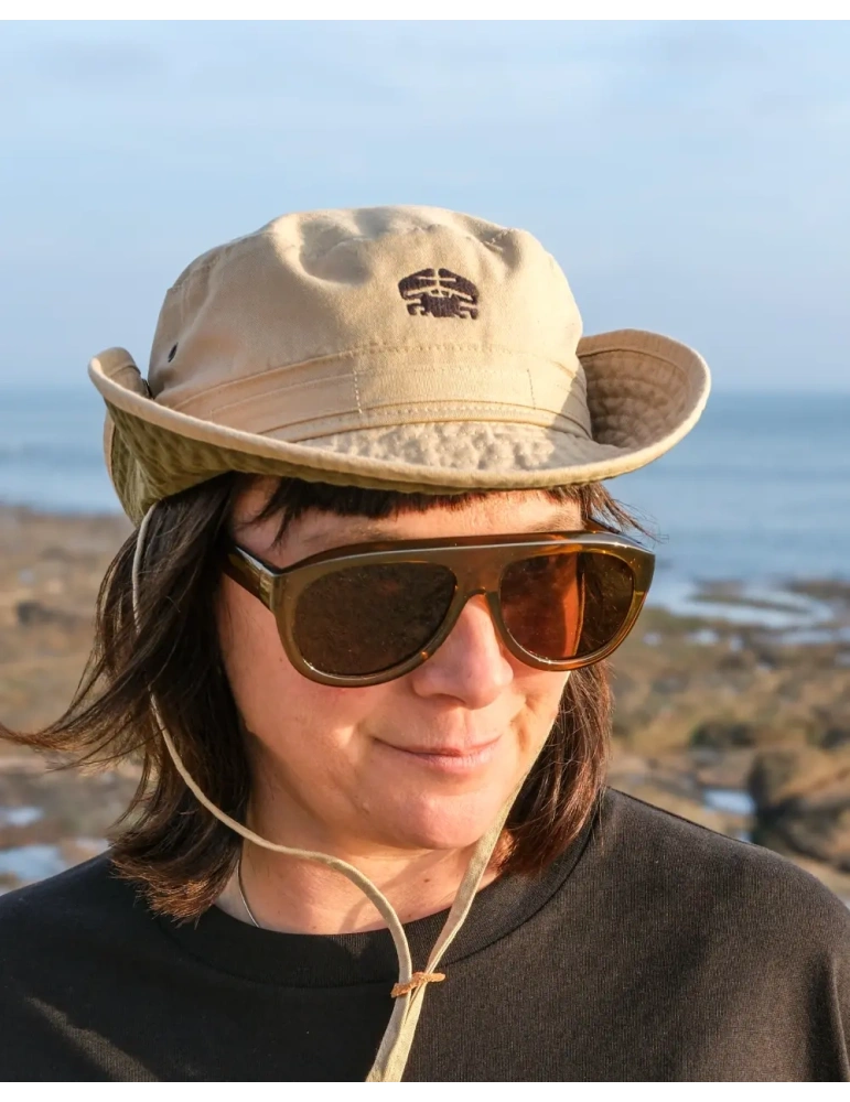 chapeau daru porté d'une autre façon en couleur beige