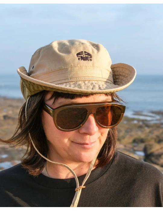 chapeau daru porté d'une autre façon en couleur beige