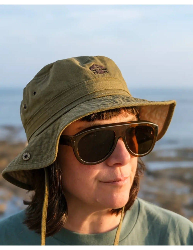vision avec le chapeau porté sur la tête.