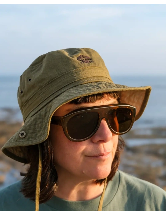vision avec le chapeau porté sur la tête.