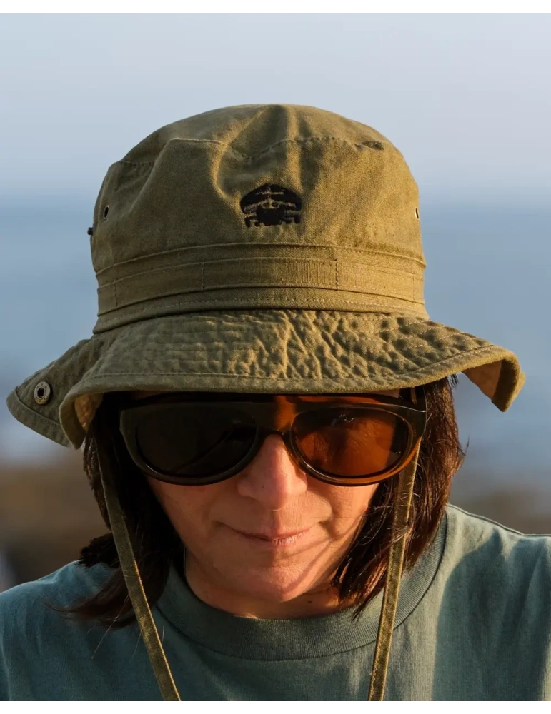 détail de la broderie sur le chapeau DARÜ kaki