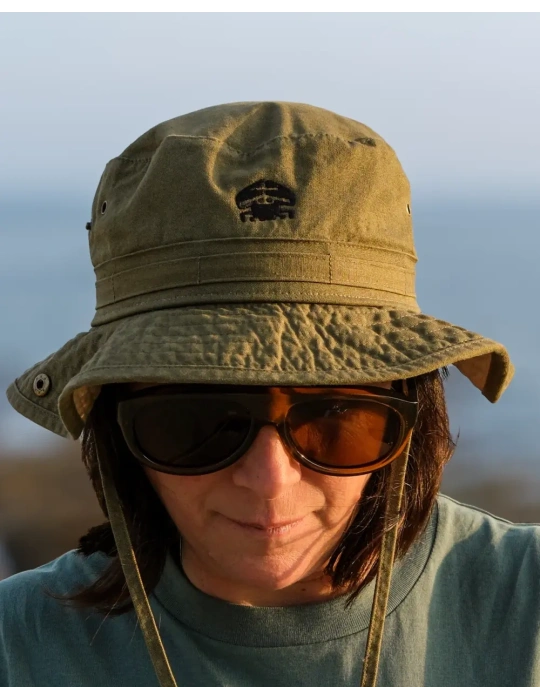 détail de la broderie sur le chapeau DARÜ kaki