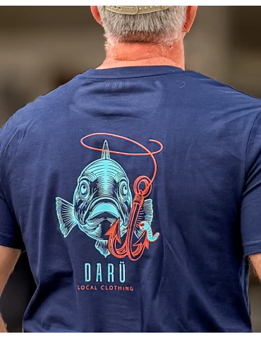 Tee fish daru nouveauté 2026 porté devant la boutique vue de dos 2