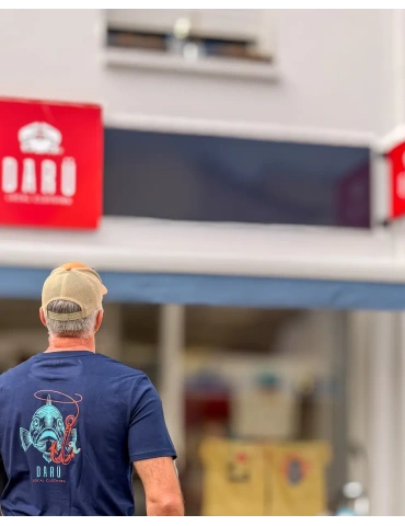 Tee fish daru nouveauté 2026 porté devant la boutique vue de dos
