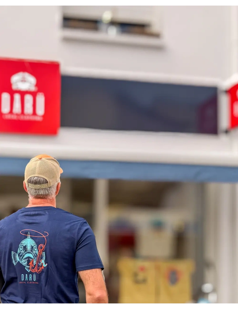 Tee fish daru nouveauté 2026 porté devant la boutique vue de dos