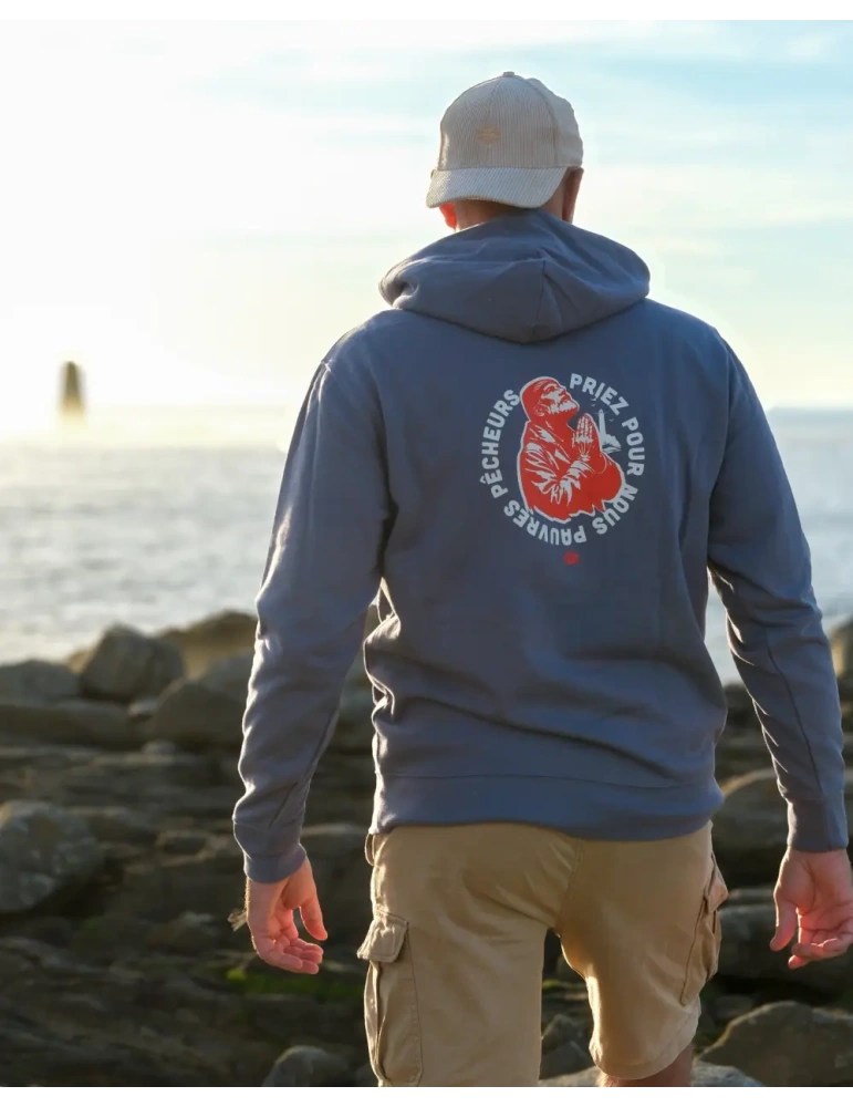 Photo du Sweat Priez pour nous pauvres pêcheurs prises faces aux pèlerins à l'ile d'yeu