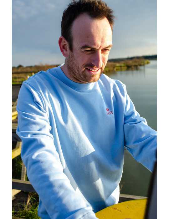 Sweat rétro DARÜ porté – visuel pixel et manette arcade